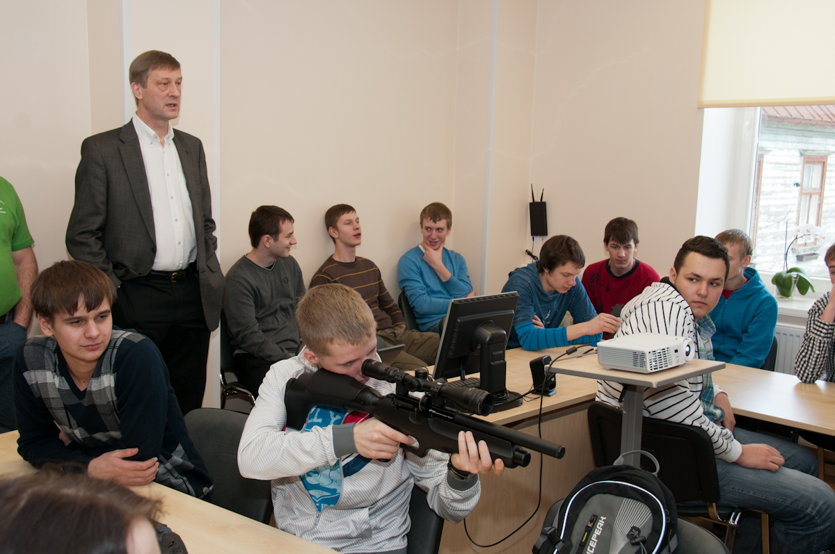 Kaidu Jalakas tutvustas lähemalt ka õhupüssilaskmise võimalustest kooli tingimustes